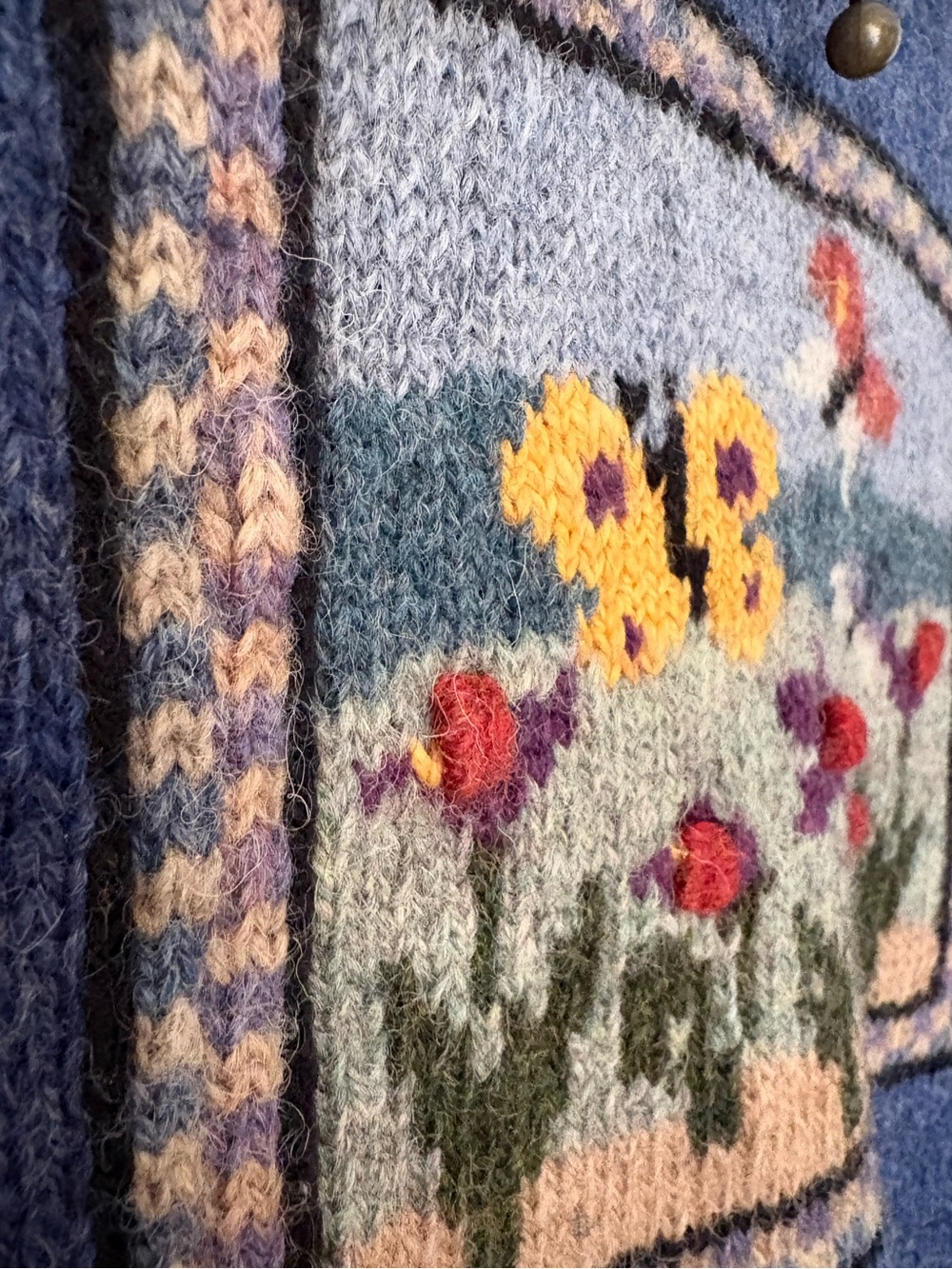 Icelandic Design | Wool pullover. Sunflower landscape knit. Charming. Medium - Picture 7 of 9